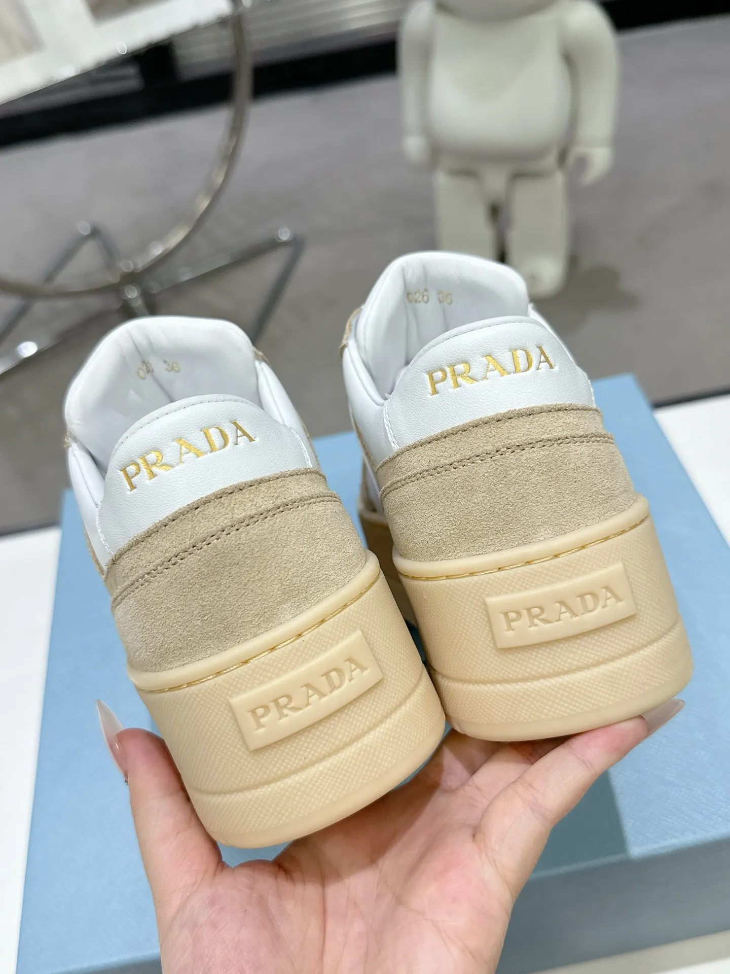 👟👟Ex-factory price 600👟👟 Prada Latest Downtown Bold series Thick-soled Platform Shoes Triangle Logo Casual Sports Shoes White Shoes Original purchase, development and production Downtown Bold sneakers are inspired by the basketball shoes of the 1980s, with sporty design and exquisite details. Crafted from perforated leather, the statement platform sole provides a unique, modern style. The Prada logo is interpreted from different angles, decorated with the iconic enameled triangular metal logo, highlighting the unique classic style. Exquisite packaging at the delivery counter🛍📦 ▪️Fabric: Original custom imported first-layer cowhide ▪️Inner lining: Original imported sheepskin ▪️Outsole: Original open-molded ultra-light foam material ▪️Sole thickness: 4.5CM ▪️Size: Women's 35-40